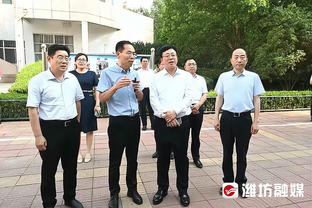 勒沃库森vs拜仁开球前，球迷向场内投掷杂物导致比赛暂缓开始